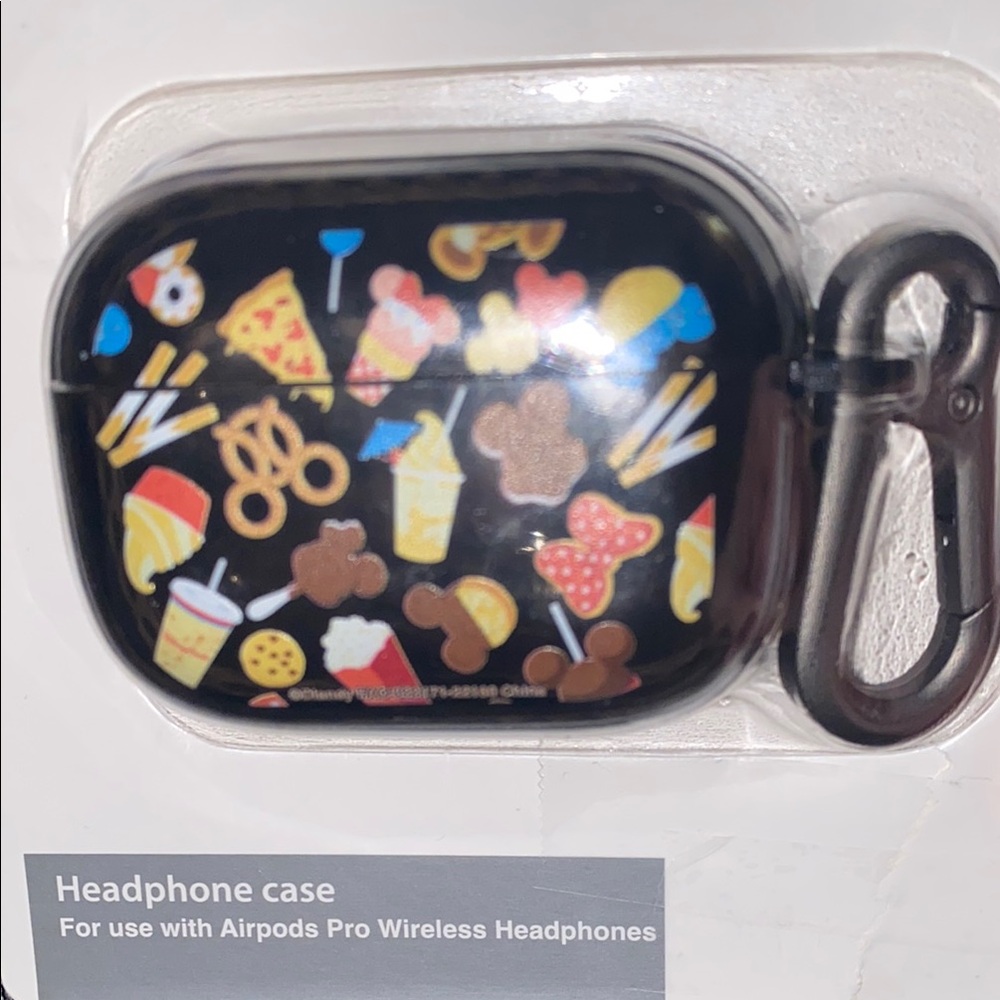 Disney treats AirPods Pro case with clip - Picture 5 of 5